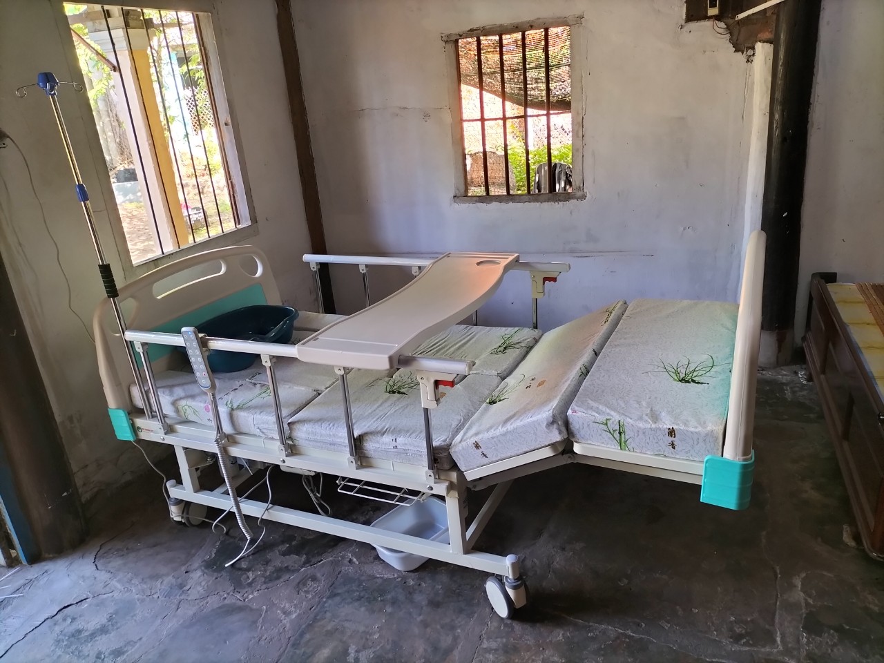 Giường y tế cho người gi&agrave;